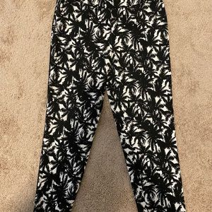 Black and white palm tree capri pants
